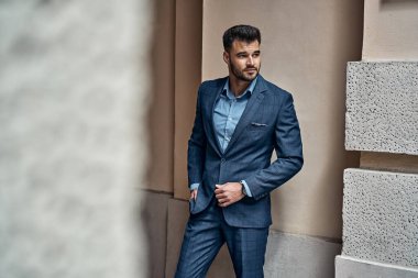 Klasik kontrol takımı içinde yakışıklı bir erkek model. 