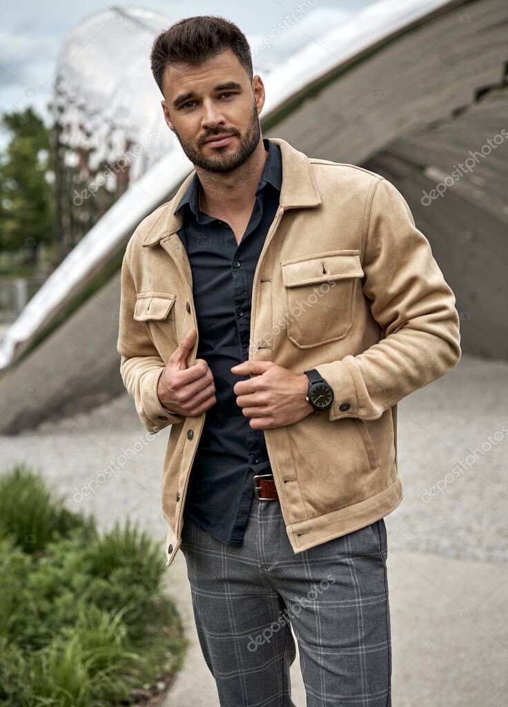 Hombre Guapo Usar Chaqueta Caqui Foto de stock kiuikson 512215904
