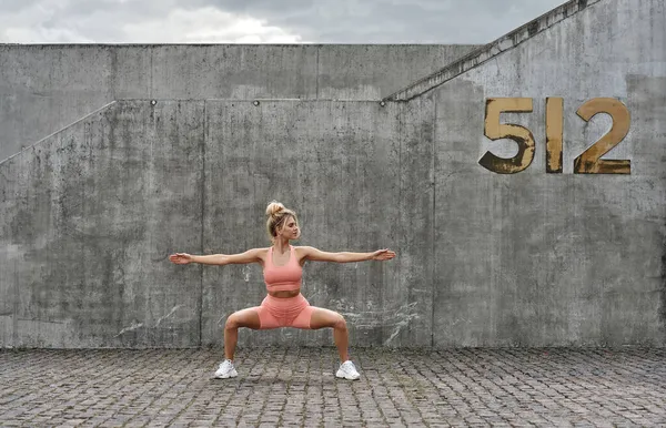 Joven Mujer Fitness Traje Deportivo Haciendo Ejercicio Aire Libre — Foto de Stock