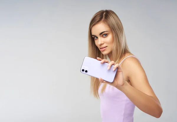Güzel Bir Kadın Cep Telefonunu Gösteriyor Novasyon Telefon Kavramı — Stok fotoğraf