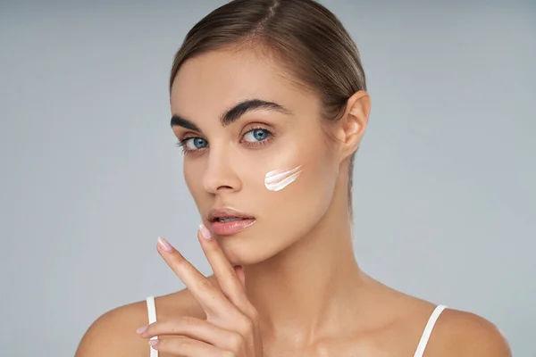 Närbild Skönhetsporträtt Ung Kvinna Med Perfekt Slät Hud Kosmetologi Skönhet — Stockfoto