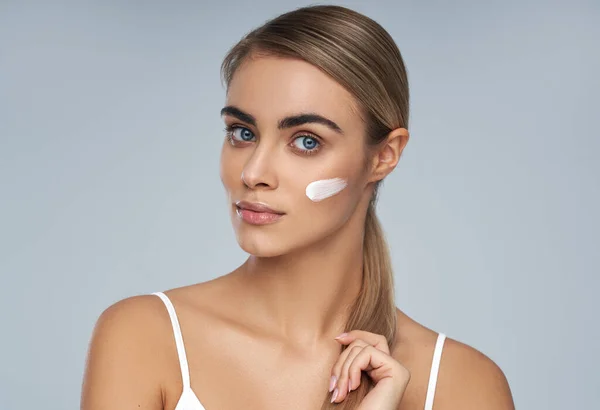 Närbild Skönhetsporträtt Ung Kvinna Med Perfekt Slät Hud Kosmetologi Skönhet — Stockfoto