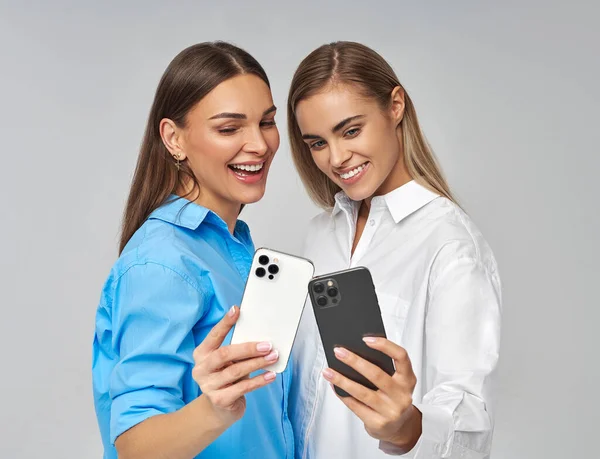 Duas Mulheres Alegres Bonitas Que Tomam Uma Selfie Isoladas Fundo — Fotografia de Stock