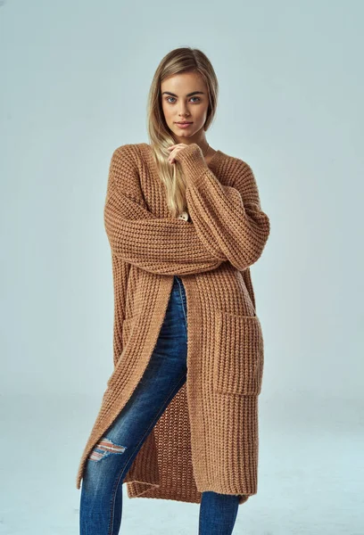 Wanita Muda Mengenakan Sweater Wol Berukuran Terlalu Besar Terisolasi Pada — Stok Foto