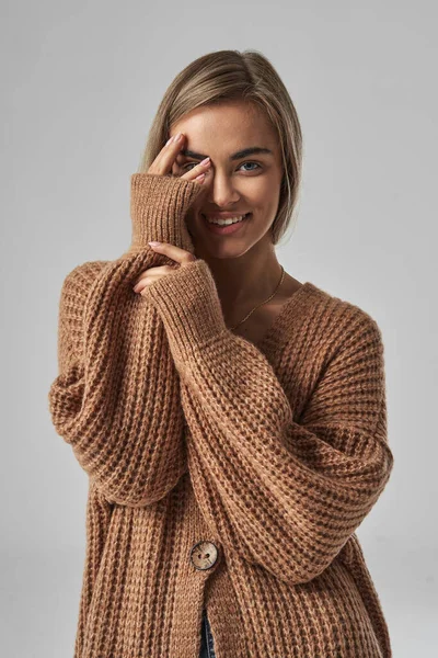 Retrato Mulher Loira Bonito Com Mão Olho — Fotografia de Stock