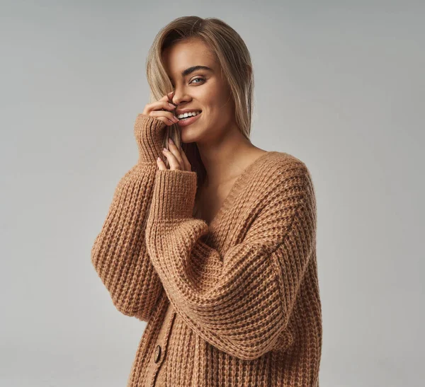 Tutup Potret Seorang Wanita Muda Berambut Pirang Dengan Sweater Wol — Stok Foto