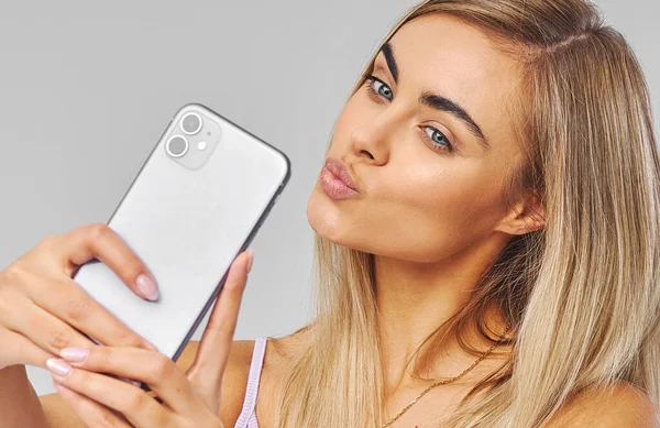 Blondynka Smartfonem Biorąc Selfie — Zdjęcie stockowe