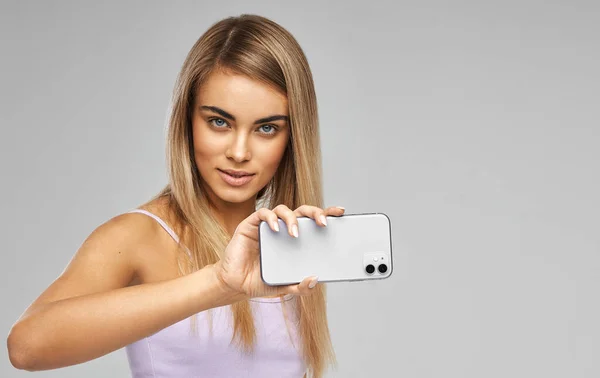 Portrait Beautiful Woman Showing Mobile Phone — Stok Foto