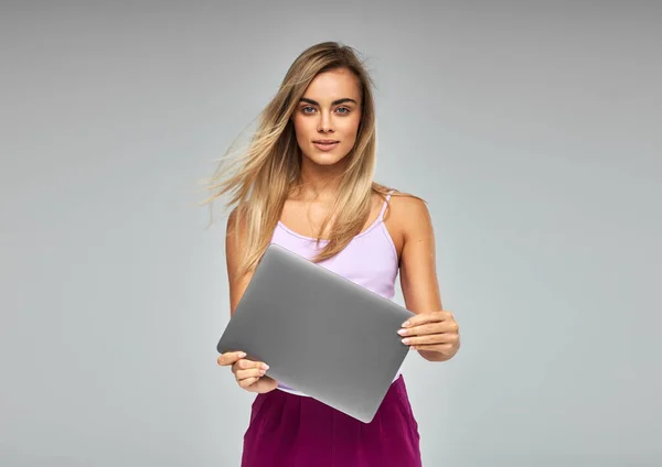 Potret Wanita Pirang Dengan Laptop Yang Terisolasi Dengan Latar Belakang — Stok Foto