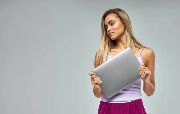 Retrato Mujer Rubia Con Portátil Aislado Sobre Fondo Gris — Foto de Stock