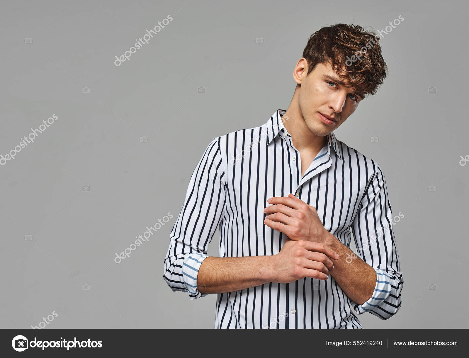 Retrato Hombre Hansome Usar Camisa Rayas Blanco Negro Foto de stock 552419240 kiuikson