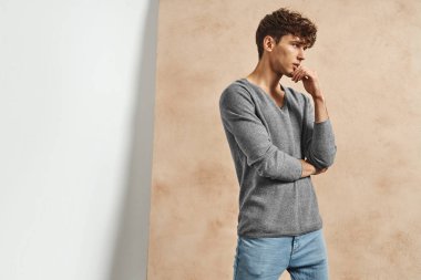 Yaşlı duvarın üzerinde genç bir adamın portresi.