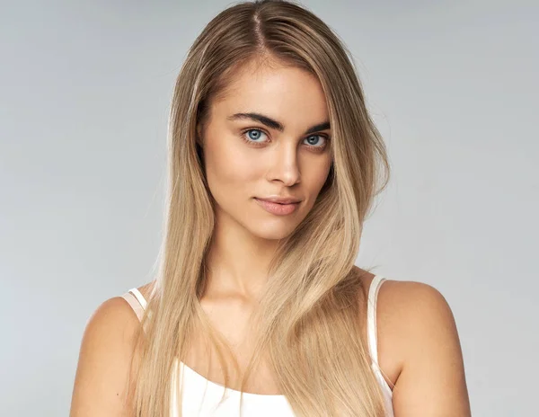 Retrato Uma Jovem Mulher Natural Com Pele Fresca Limpa — Fotografia de Stock