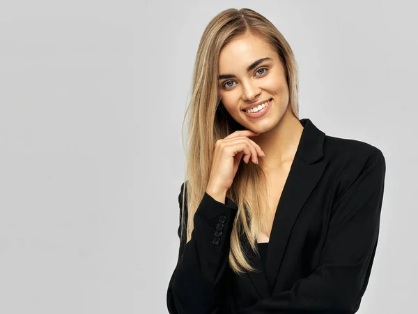 Retrato Jovem Bonita Modelo Feminino Desgaste Casaco Preto Sorrindo — Fotografia de Stock