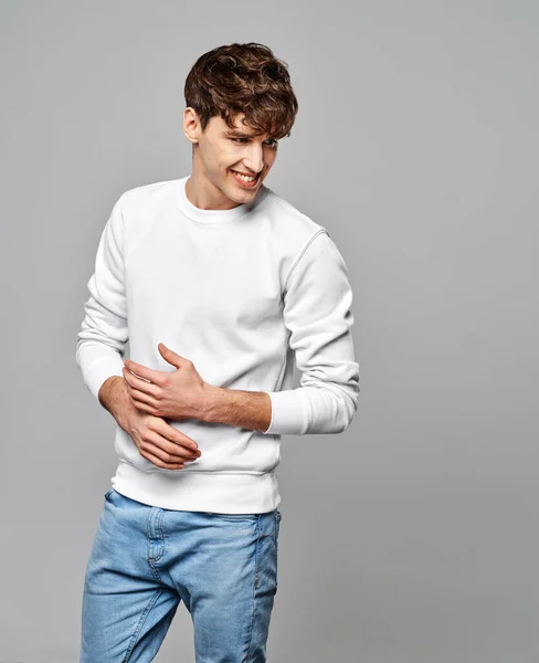 Joven Guapo Hombre Sudadera Blanca Sobre Fondo Gris — Foto de Stock