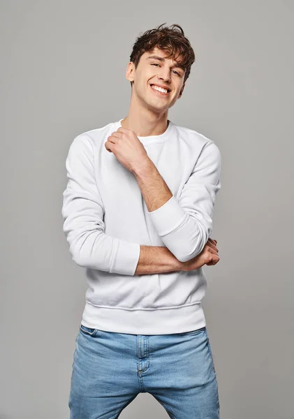 Joven Guapo Hombre Sonriendo —  Fotos de Stock