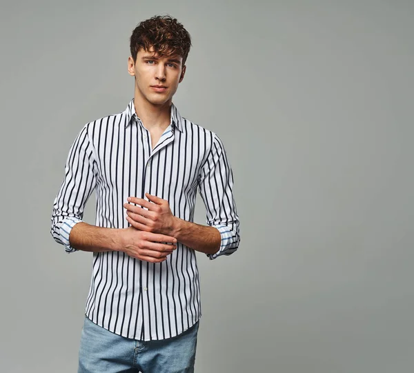 Hombre Guapo Usar Camisa Rayas Aislado Sobre Fondo Gris — Foto de Stock