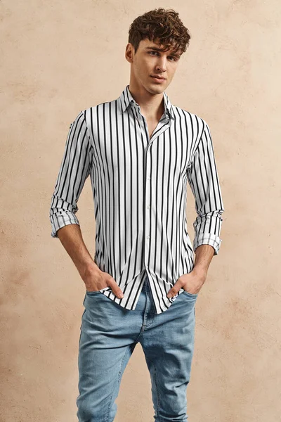 Hombre Hansome Usar Diariamente Ropa Casual Camisa Rayada Blanco Negro —  Fotos de Stock