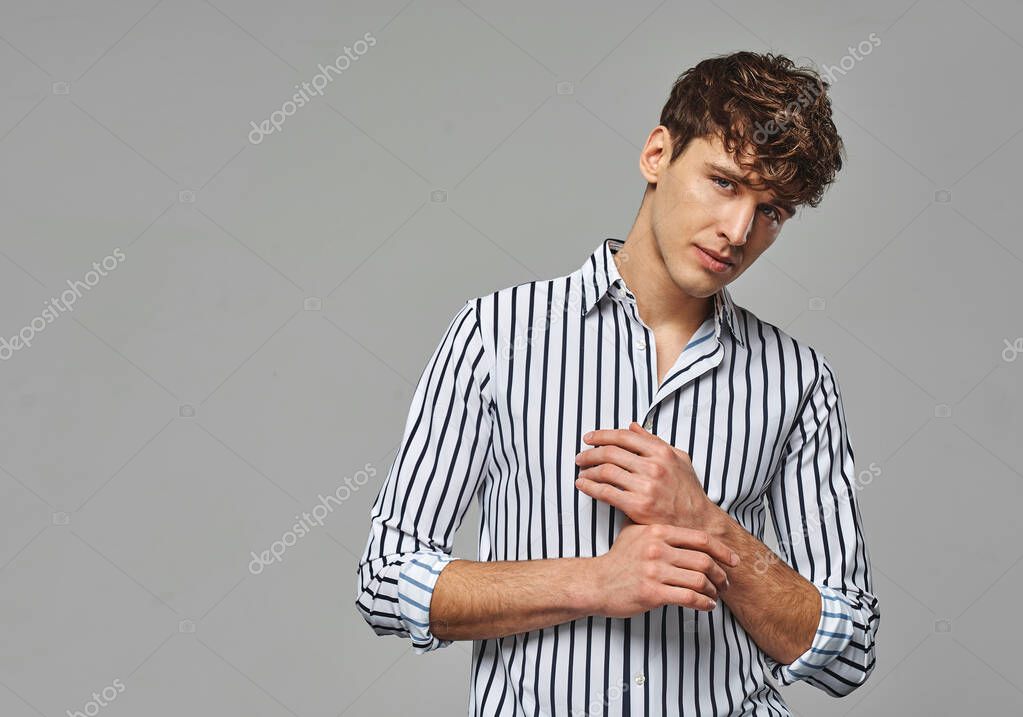 Retrato Hombre Hansome Usar Camisa Rayas Blanco Negro Foto de stock kiuikson 552419240