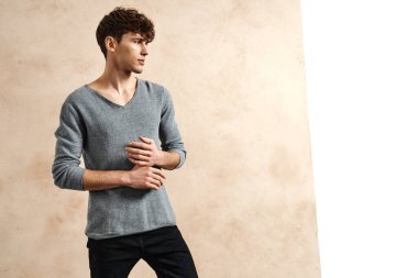 Çirkin duvarın üzerinde profilli genç bir adamın portresi