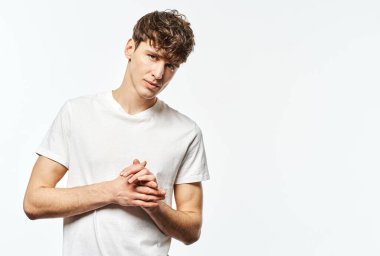 Beyaz tişörtlü yakışıklı adam portresi beyaz arka planda izole edilmiş.  