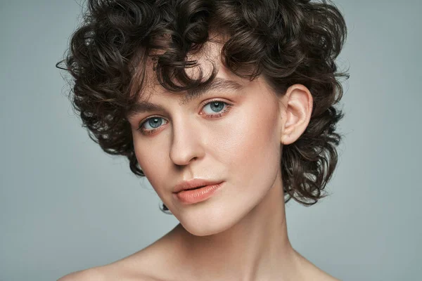 Close Face Young Woman Short Curls — Stock Photo, Image