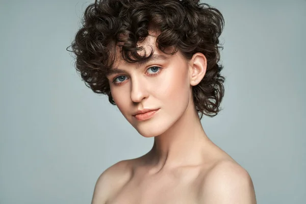 Close Face Young Woman Short Curls Fresh Skin — Stock Photo, Image