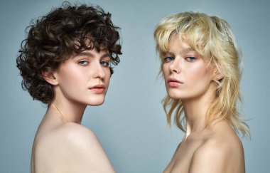 Benzersiz güzellikte iki kadının yakın plan portresi.