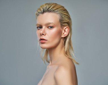 Güzel bir portre. Güzel, sarışın bir kız. Şık, ıslak saçları var.