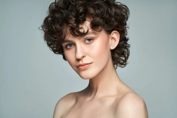 Close Face Young Woman Short Curls Fresh Skin — Stok fotoğraf