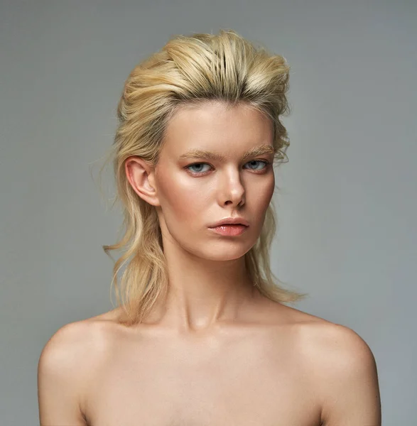 Portret Van Mooie Blonde Vrouw Grijze Achtergrond — Stockfoto