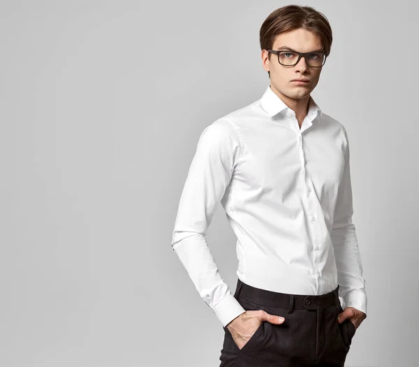 Νεαρός Άντρας Φοράει Λευκό Πουκάμισο — Φωτογραφία Αρχείου