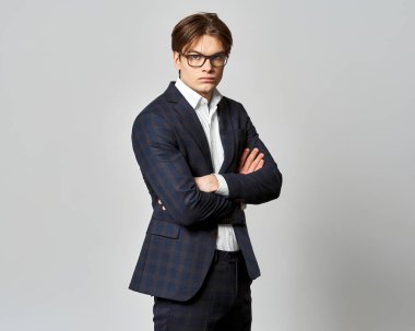 Yakışıklı delikanlı izole arka plan şüpheci ve sinir, onaylamayan ifade yüz çapraz kolları üzerinde. Negatif kişi.