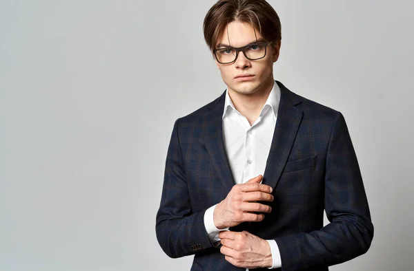 Retrato Hombre Joven Llevar Traje Medida Patrón Cuadros Sobre Fondo —  Fotos de Stock