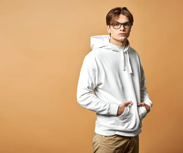 Mladý Muž Brýlích Nosí Denní Oblečení — Stock fotografie