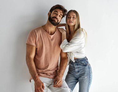 Gri arka planda izole edilmiş güzel bir çiftin fotoğrafı