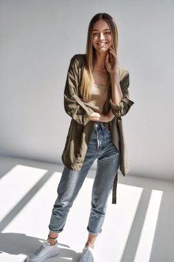 Kameraya bakarak genç gülümseyen kadın portresi 