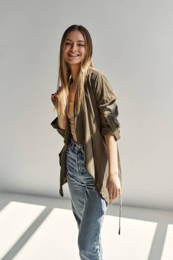 Kameraya bakarak genç gülümseyen kadın portresi 