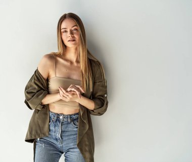 Seksi sarışın kadın günlük kıyafet giyer. 