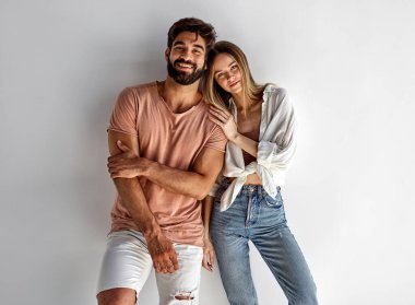 Genç heteroseksüel çift kameraya bakıyor ve gülümsüyor. 