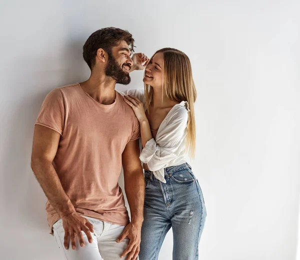 Portrait Heterosexual Couple Looking Each Other Smiling — Stock Photo, Image