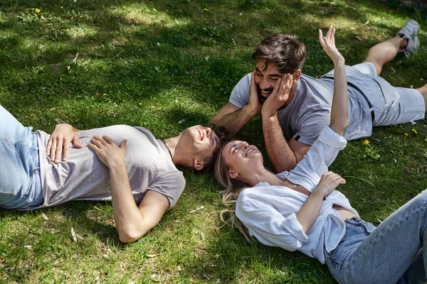 Fritidsverksamhet Vänner Som Ligger Parken Och Har Kul — Stockfoto