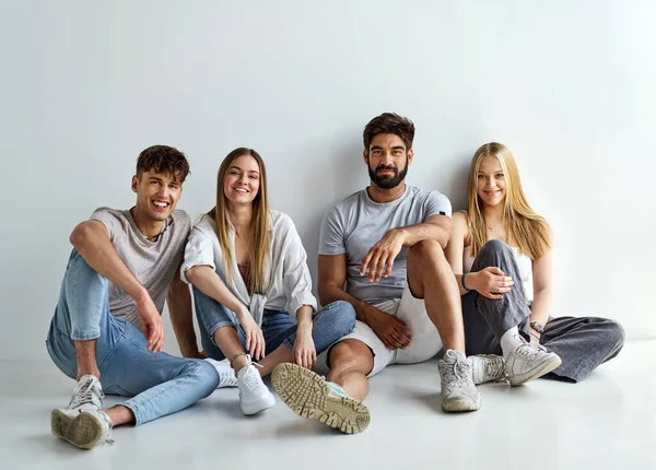 Group Four Friends Sitting Looking Camera — Stock Photo, Image