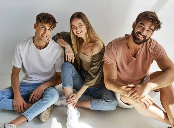Young Friends Sitting Smiling Camera — Stock Photo, Image