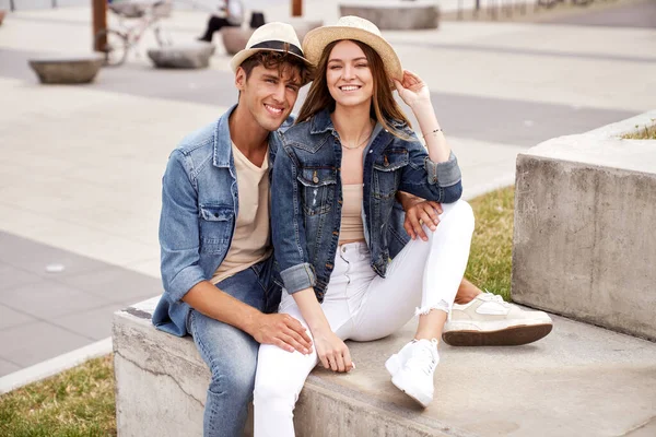 Foto Von Jungen Lächelnden Paar Tragen Jeansjacke Und Sommermütze — Stockfoto