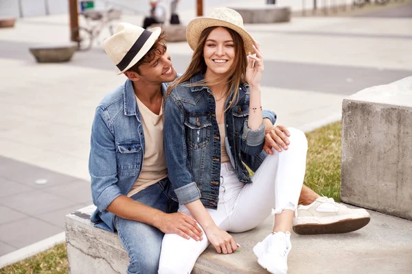 Foto Van Jong Glimlachend Paar Outdoor Dragen Denim Jas Zomerhoed — Stockfoto