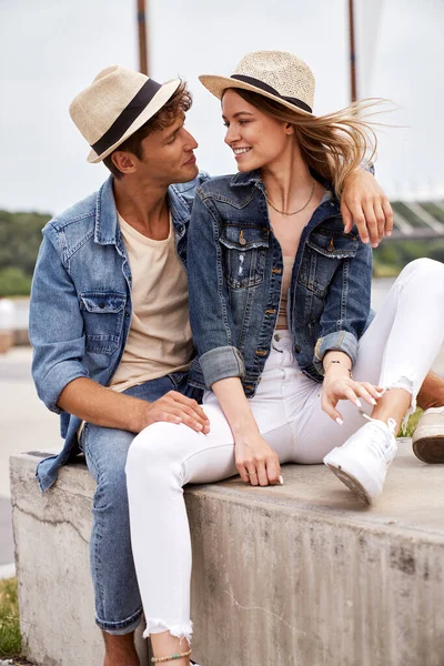 Foto Joven Sonriente Pareja Aire Libre Desgaste Chaqueta Mezclilla Sombrero —  Fotos de Stock