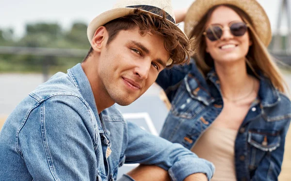 Portrait Hansome Man Wear Summer Hat Blurred Woman Background — Stock Photo, Image