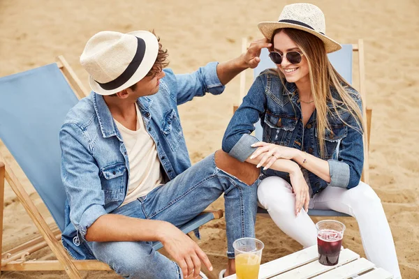 Junges Glückliches Paar Sitzt Auf Strandkorb Trinkt Eissaft Und Hat — Stockfoto