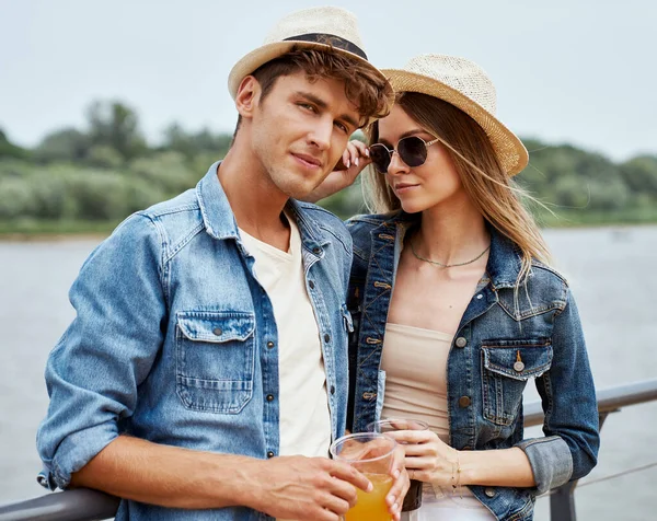 Portrait Jeune Belle Femme Lunettes Soleil Porter Chapeau Été Boire — Photo